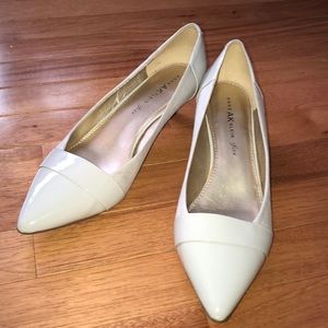 Off white Anne Klein iflex kitten heal sz 11